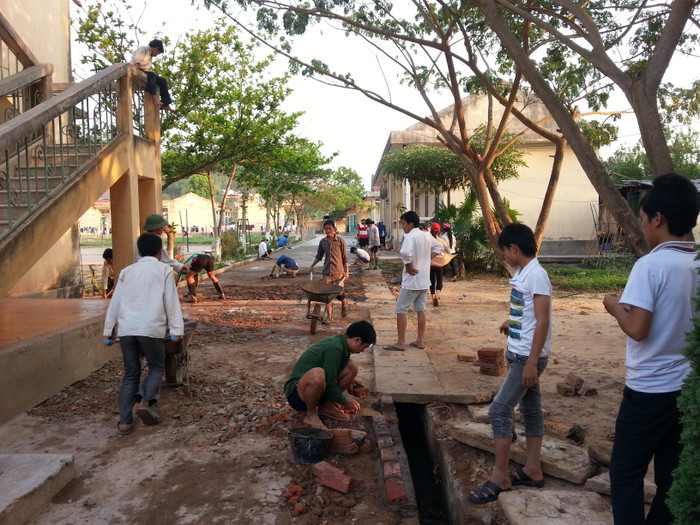 Hoạt động cải tạo cơ sở vật chất của các thầy cô giáo Trường Phổ thông dân tộc bán trú Trung học cơ sở Nà Hỳ (huyện Nậm Pồ, tỉnh Điện Biên). Ảnh: Sở GD&ĐT cung cấp. Picture22.jpg