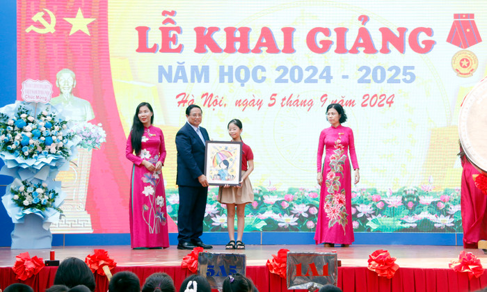 Học sinh nhà trường kính tặng Thủ tướng bức tranh tự tay thực hiện. GDVN_HS tangwj.jpg