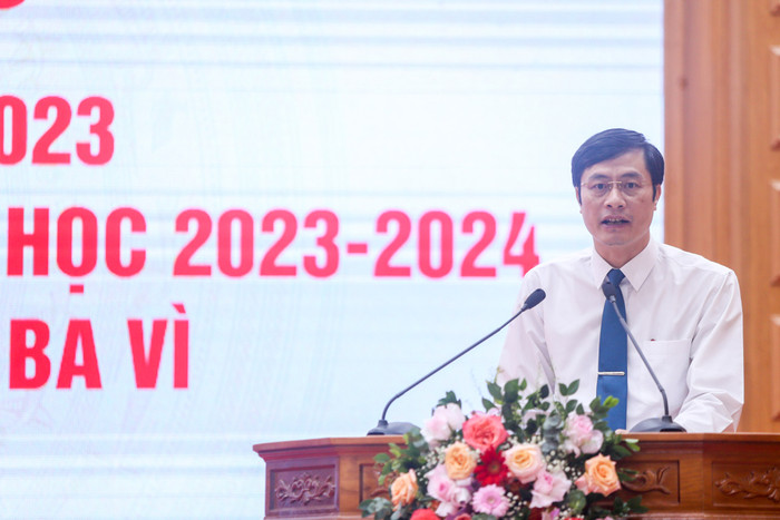 Thầy Phùng Ngọc Oanh - Trưởng phòng Giáo dục và Đào tạo huyện Ba Vì (Hà Nội). Ảnh: bavi.edu.vn. Thầy Phùng Ngọc Oanh - Trưởng phòng Giáo dục và Đào tạo huyện Ba Vì (Hà Nội). Ảnh: bavi.edu.vn.