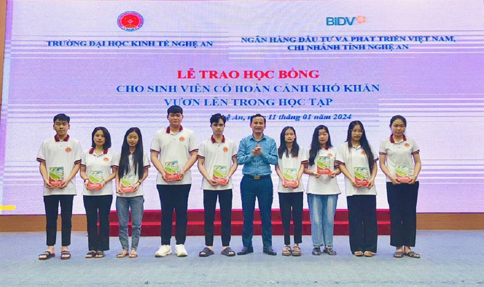 Trường Đại học Kinh tế Nghệ An trao học bổng cho sinh viên có hoàn cảnh khó khăn năm học 2023-2024 do đối tác tài trợ. Ảnh: website trường. Trường Đại học Kinh tế Nghệ An trao học bổng cho sinh viên có hoàn cảnh khó khăn năm học 2023 - 2024 do Ngân hàng TMCP Đầu tư và Phát triển Việt Nam BIDV tài trợ. Ảnh_ web trường_.jpg