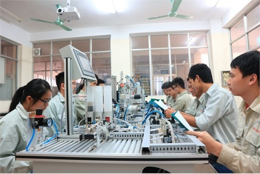 Giờ thực hành của sinh viên trong chương trình đào tạo Năng lượng tái tạo. Ảnh: NTCC. gio thucj hanh.jpg
