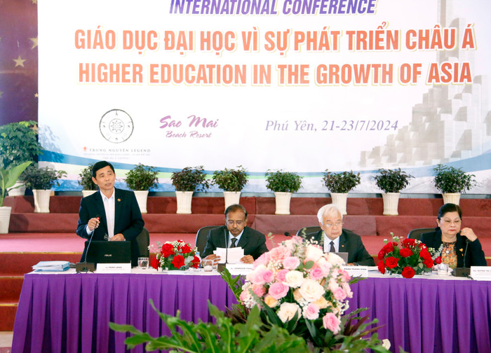 Tiến sĩ Trần Lăng - Hiệu trưởng Trường Đại học Phú Yên điều hành phiên thảo luận ngày 21/7. GDVN_ohiene.jpg