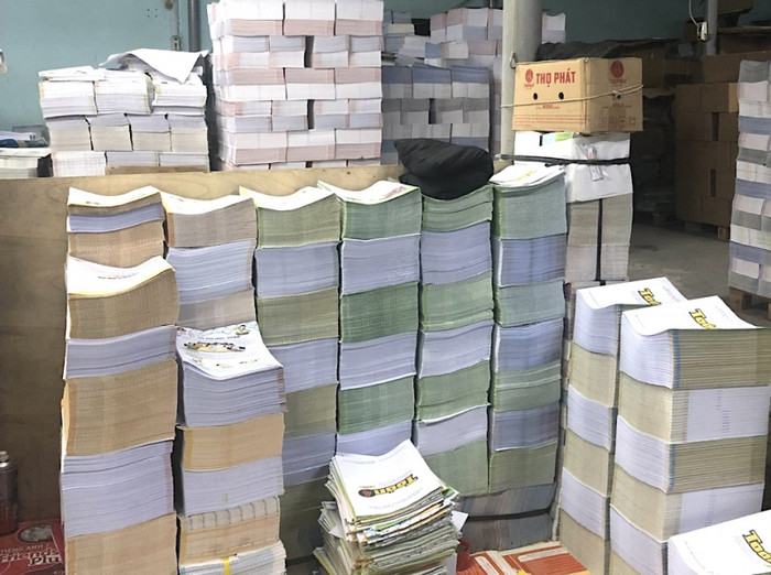 Sách giáo khoa giả bị phát hiện, thu giữ. Ảnh: Công an thành phố Đà Nẵng. S5-1718937707215.jpg
