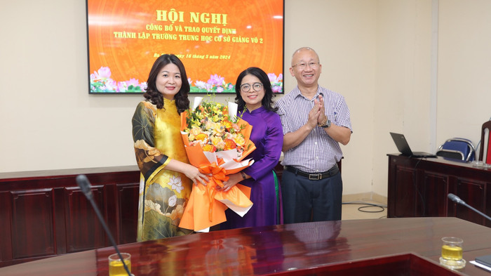 Nhà giáo Phạm Thị Hương Giang (đứng giữa) nhận quyết định bổ nhiệm Hiệu trưởng Trường Trung học cơ sở Giảng Võ 2. Ảnh: Phòng GD&ĐT quận Ba Đình cung cấp. z5450015842895_08be1e871098c21c2f1489b5428dea91.jpg