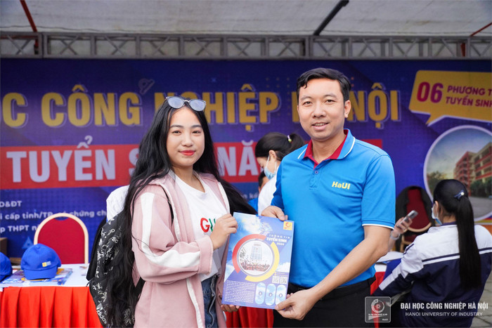Tiến sĩ Đặng Trọng Hợp - Trưởng khoa Công nghệ thông tin (Trường Đại học Công nghiệp Hà Nội) tư vấn cho thí sinh. Ảnh: NTCC. z5366730631330_44f01c7d7d5c4c4f86d5fed36ee8b969.jpg