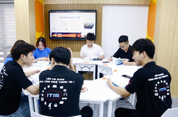Cần xây dựng cơ chế, chính sách tăng cường các nguồn lực đầu tư phát triển các trường đại học trọng điểm trở thành đại học số ngang tầm khu vực và quốc tế. Ảnh minh họa: Mộc Hương. GDVN_lớp CLC.jpg