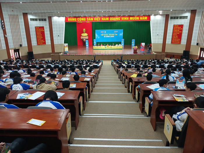 Học sinh khối 12 tỉnh Trà Vinh tham dự tư vấn tuyển sinh tại Trung tâm hội nghị. Ảnh: sgdtravinh.edu.vn. TV HƯỚNG NGHIỆP 1.jpg