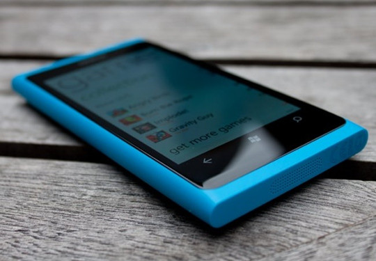 11. Nokia Lumia 800 và Lumia 900 Kiểu dáng khá giống nhau, bộ đôi Lumia 800 và Lumia 900 mang đến "bộ cánh" nguyên khối với chất liệu polycarbonate sành điệu và đẹp mắt.Sản phẩm từng nhận giải thưởng của Hiệp hội thiết kế công nghiệp Hoa Kỳ.