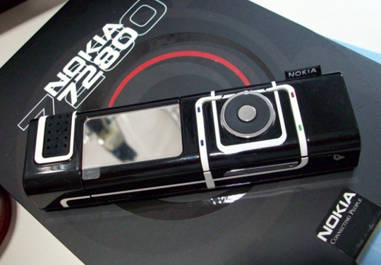 9. Nokia 7280 Nhìn giống thỏi son, Nokia 7280 không có bàn phím song việc nhắn tin rất dễ dàng. Một bánh xe quay số và nhận dạng giọng nói cho phép thực hiện cuộc gọi và điều hướng menu. Hơn nữa, cơ chế trượt linh hoạt giúp bảo vệ camera 1.3MP (bình thường, bạn không nhìn thấy ống kính).