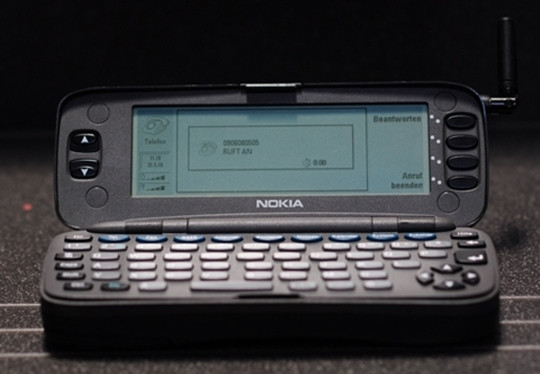4. Nokia 9000 Communicator Nokia chủ định thiết kế 9000 Communicator theo xu hướng thiết bị nhắn tin (bàn phím QWERTY). Chú dế đi tiên phong trong những sản phẩm mang âm hưởng gần giống smartphone hiện đại.