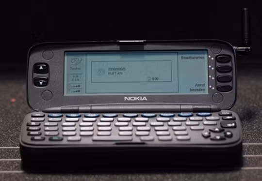 4. Nokia 9000 Communicator Nokia chủ định thiết kế 9000 Communicator theo xu hướng thiết bị nhắn tin (bàn phím QWERTY). Chú dế đi tiên phong trong những sản phẩm mang âm hưởng gần giống smartphone hiện đại. 4. Nokia 9000 Communicator Nokia chủ định thiết kế 9000 Communicator theo xu hướng thiết bị nhắn tin (bàn phím QWERTY). Chú dế đi tiên phong trong những sản phẩm mang âm hưởng gần giống smartphone hiện đại.