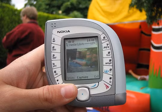 7. Nokia 7600 Nokia 7600 đánh dấu xu hướng thời trang với phong cách hình giọt nước, bàn phím được bố trí xung quanh màn hình. Tuy nhiên, dân mạng thường gọi Nokia 7600 bằng cái tên “tai heo” chẳng dễ thương chút nào. 7. Nokia 7600 Nokia 7600 đánh dấu xu hướng thời trang với phong cách hình giọt nước, bàn phím được bố trí xung quanh màn hình. Tuy nhiên, dân mạng thường gọi Nokia 7600 bằng cái tên “tai heo” chẳng dễ thương chút nào.