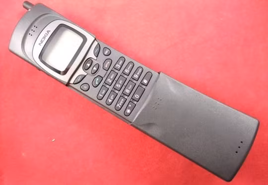 3. Nokia 8110 Trình làng năm 1998, Nokia 8110 là chiếc điện thoại Nokia đầu tiên có thiết kế trượt và góp mặt trong phim Ma trận. Model sở hữu kiểu dáng quả chuối bắt mắt nhưng thiếu loa ngoài và danh bạ chỉ 125 số. 3. Nokia 8110 Trình làng năm 1998, Nokia 8110 là chiếc điện thoại Nokia đầu tiên có thiết kế trượt và góp mặt trong phim Ma trận. Model sở hữu kiểu dáng quả chuối bắt mắt nhưng thiếu loa ngoài và danh bạ chỉ 125 số.