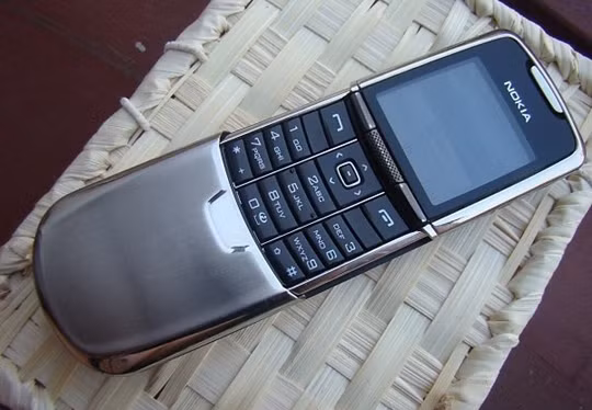 10. Nokia 8800 Xuất xưởng năm 2005, Nokia 8800 trang bị lớp vỏ hoàn toàn bằng kim loại và mở đầu xu hướng điện thoại cao cấp của Nokia. Hầu hết người dùng chỉ biết ngắm nhìn mà không đủ tiền sắm Nokia 8800. 10. Nokia 8800 Xuất xưởng năm 2005, Nokia 8800 trang bị lớp vỏ hoàn toàn bằng kim loại và mở đầu xu hướng điện thoại cao cấp của Nokia. Hầu hết người dùng chỉ biết ngắm nhìn mà không đủ tiền sắm Nokia 8800.