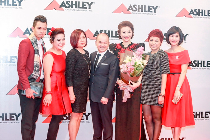 Tham dự buổi khai trương có sự tham gia của nhiều gương mặt các doanh nhân thành đạt cùng người nổi tiếng khu vực Hà Nội.