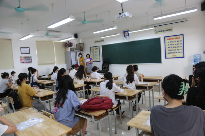 Các cán bộ phổ biến quy chế thi tới thí sinh. Ảnh: Ngọc Ánh