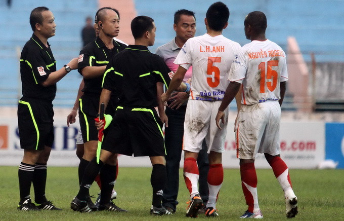 Hành động rất thiếu chuyên nghiệp của thầy trò ông Trần Tiến Đại. Ảnh: Bảo Nghi Hành động rất thiếu chuyên nghiệp của thầy trò ông Trần Tiến Đại. Ảnh: Bảo Nghi