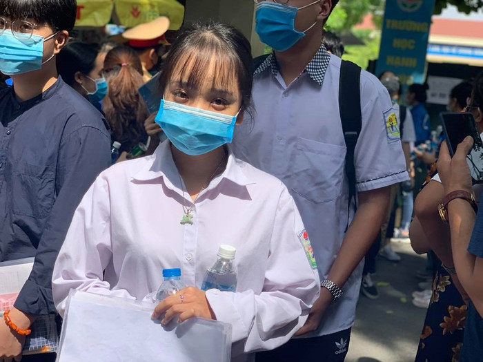 Thí sinh hoàn thành môn thi Ngữ văn (ảnh: Thùy Linh)