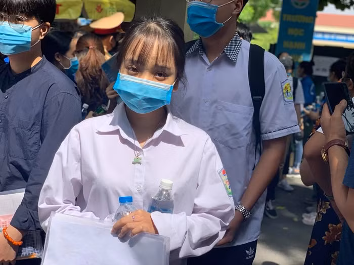 Thí sinh hoàn thành môn thi Ngữ văn (ảnh: Thùy Linh)