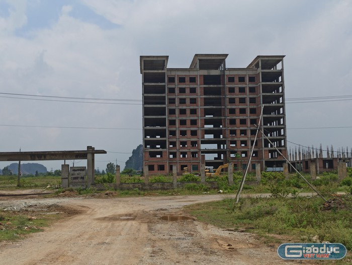 Dự án Đại học Hoa Lư gồm hai khu nhà 5 tầng làm phòng học, một dãy nhà hiệu bộ 9 tầng. Công trình trường đại học này bắt đầu khởi công vào năm 2011 và dự kiến hoàn thành sau 5 năm. Tuy nhiên cho đến nay, dự án mới chỉ hoàn thành được một số hạng mục như phần thô (ảnh: Tiến Quân/giaoduc.net.vn) Dự án Đại học Hoa Lư gồm hai khu nhà 5 tầng làm phòng học, một dãy nhà hiệu bộ 9 tầng. Công trình trường đại học này bắt đầu khởi công vào năm 2011 và dự kiến hoàn thành sau 5 năm. Tuy nhiên cho đến nay, dự án mới chỉ hoàn thành được một số hạng mục như phần thô (ảnh: Tiến Quân/giaoduc.net.vn)