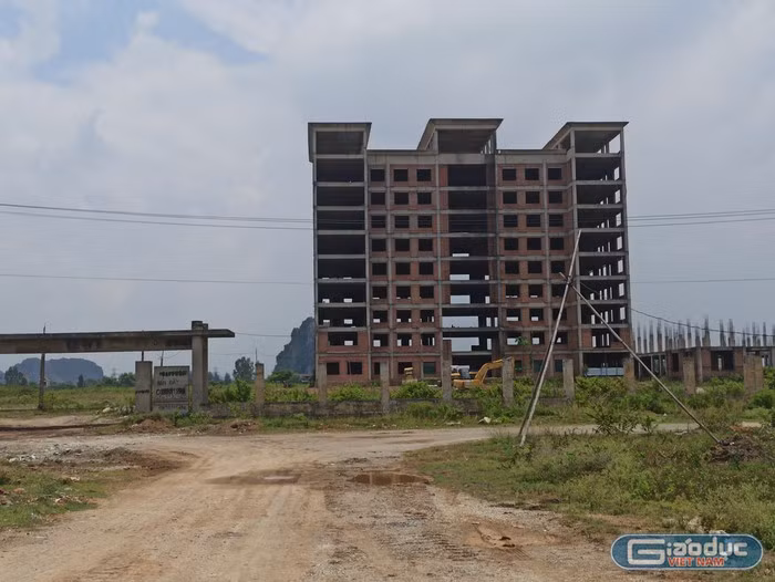 Dự án Đại học Hoa Lư gồm hai khu nhà 5 tầng làm phòng học, một dãy nhà hiệu bộ 9 tầng. Công trình trường đại học này bắt đầu khởi công vào năm 2011 và dự kiến hoàn thành sau 5 năm. Tuy nhiên cho đến nay, dự án mới chỉ hoàn thành được một số hạng mục như phần thô (ảnh: Tiến Quân/giaoduc.net.vn)