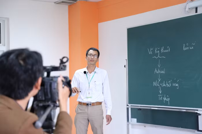 Theo thông tư mới của Bộ Giáo dục và Đào tạo, giờ chuẩn giảng dạy trực tiếp trên lớp (hoặc giảng dạy trực tuyến) phải đảm bảo tối thiểu 50% định mức quy định. (ảnh minh họa: Tấn Tài)