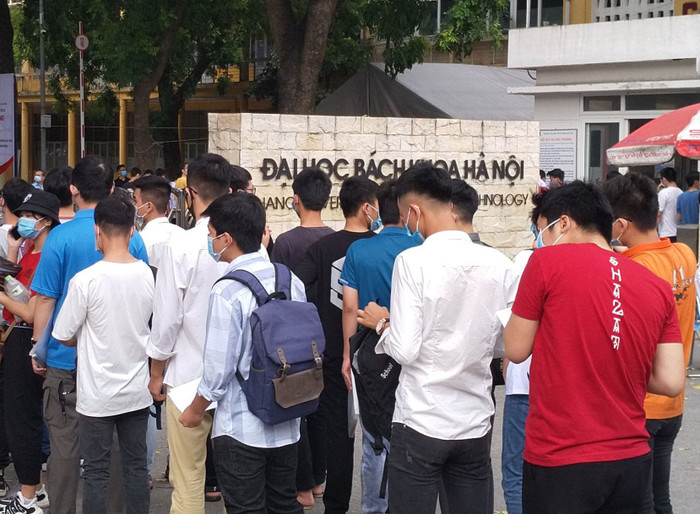 Học sinh xếp hàng trước cổng trường để đo thân nhiệt trước khi thi (ảnh: Phạm Minh) Học sinh xếp hàng trước cổng trường để đo thân nhiệt trước khi thi (ảnh: Phạm Minh)