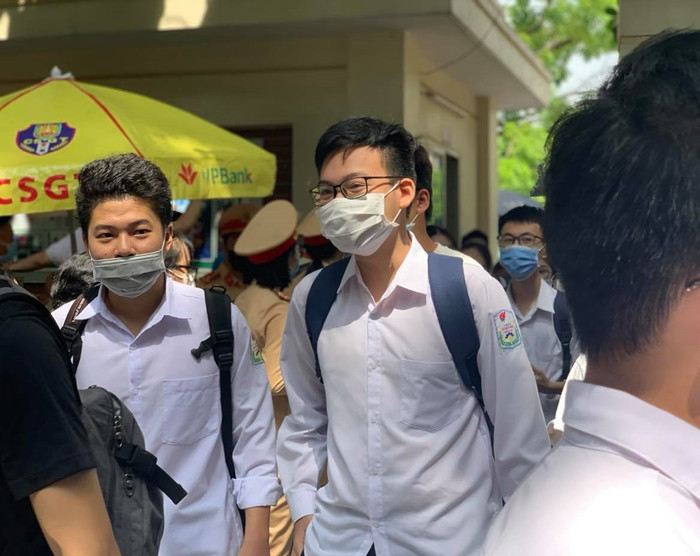 Thí sinh và thầy cô đều “kêu” đề thi môn Ngữ văn quá dài (ảnh: Thùy Linh)