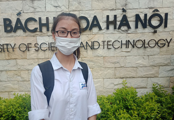 Thí sinh Nguyễn Thẩm Quyến đánh giá đề thi dài và khó (ảnh: Phạm Minh) Thí sinh Nguyễn Thẩm Quyến đánh giá đề thi dài và khó (ảnh: Phạm Minh)