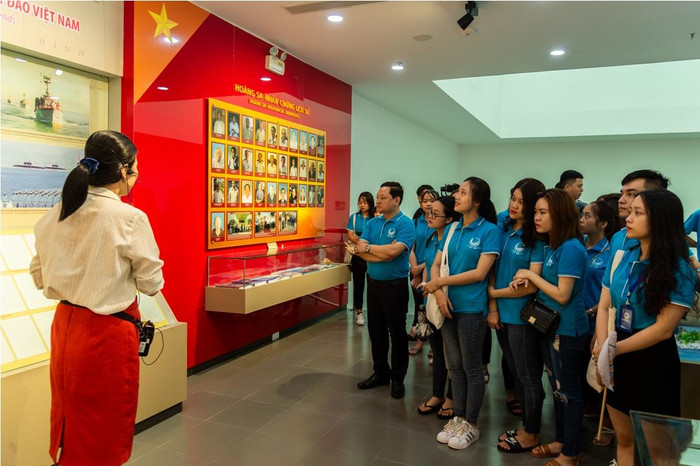 Tân sinh viên ngành Y - Dược tham quan nhà trưng bày Hoàng Sa. Ảnh: AN Tân sinh viên ngành Y - Dược tham quan nhà trưng bày Hoàng Sa. Ảnh: AN