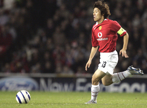 Tháng 10/2005, anh trở thành cầu thủ châu Á đầu tiên đeo băng thủ quân M.U khi vào sân thay Ryan Giggs trong trận gặp Lille tại Champions League Tháng 10/2005, anh trở thành cầu thủ châu Á đầu tiên đeo băng thủ quân M.U khi vào sân thay Ryan Giggs trong trận gặp Lille tại Champions League