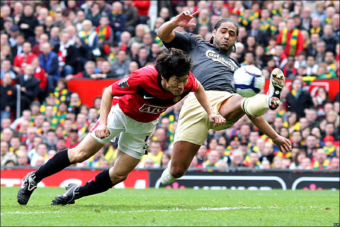 Park ấn định chiến thắng 2-1 cho M.U trước Liverpool ở vòng 31 Premiership mùa bóng 2009/10 bằng pha bay người đánh đầu dũng mãnh từ quả tạt của Fletcher. Park ấn định chiến thắng 2-1 cho M.U trước Liverpool ở vòng 31 Premiership mùa bóng 2009/10 bằng pha bay người đánh đầu dũng mãnh từ quả tạt của Fletcher.