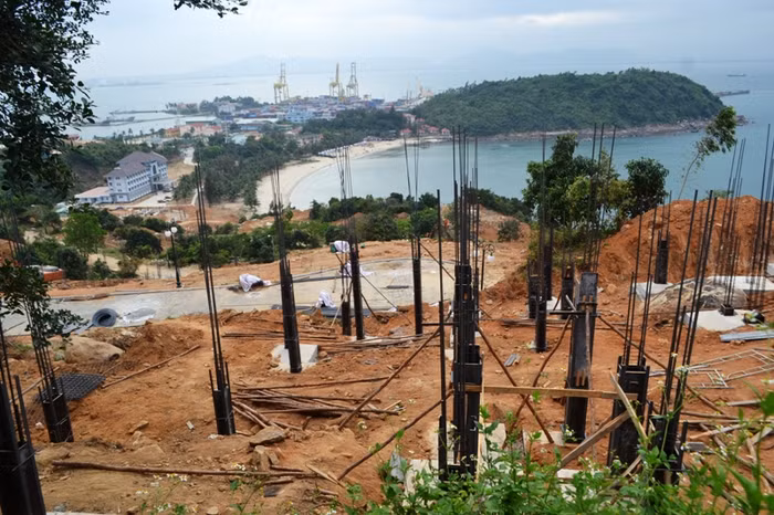 Chủ đầu tư cho rằng việc xây dựng 40 móng biệt thự trên núi Sơn Trà là đúng Luật xây dựng. Ảnh: TT