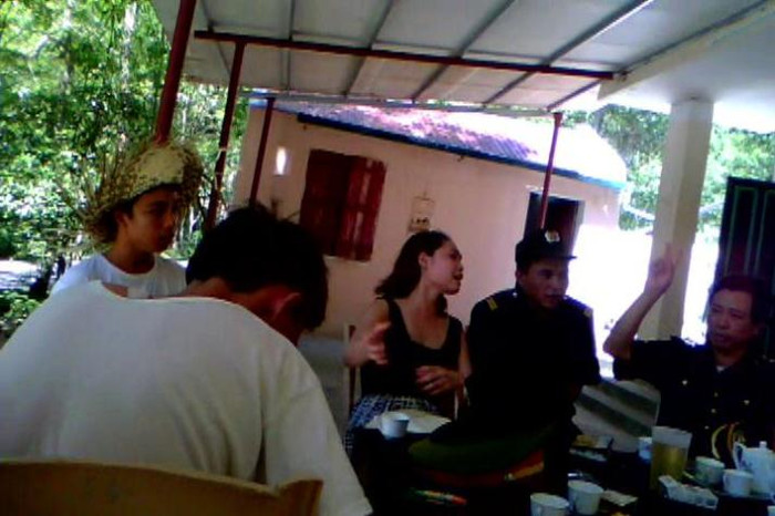 Chị Thu tại buổi làm việc tố cáo hành vi với đội an ninh trên hòn Trống Mái (ảnh cắt từ clip) Chị Thu tại buổi làm việc tố cáo hành vi với đội an ninh trên hòn Trống Mái (ảnh cắt từ clip)