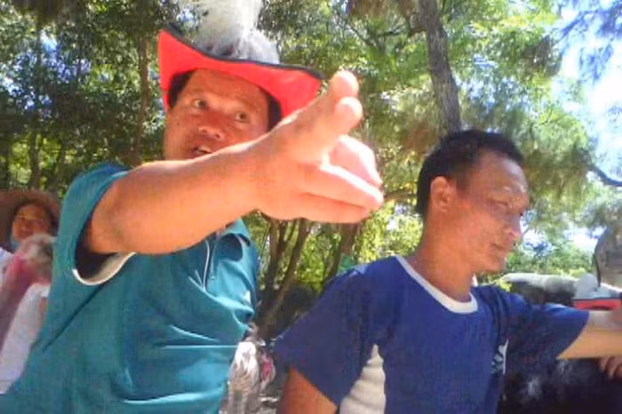 Cảnh đe dọa du khách của một người kinh doanh dịch vụ tại khu du lịch Sầm Sơn (ảnh cắt từ clip)