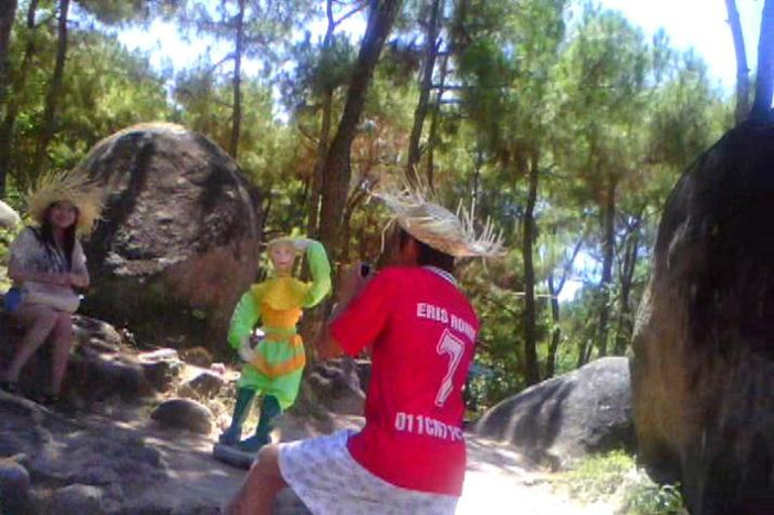 Vì bạn gái lỡ đứng gần tượng Tôn Ngộ Không chụp ảnh trên hòn Trống Mái, mà đôi bạn trẻ phải ngậm ngùi trả tiền (ảnh cắt từ clip)