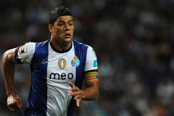 Mùa giải vừa qua Hulk thi đấu rất nổi bật trong màu áo của Porto, với 21 bàn thắng sau 38 trận thi đấu, tiền đạo người Brazil còn được biết đến với biệt hiệu “người khổng lồ xanh”, như tên một nhân vật trong một bộ phim. Hulk được Chelsea theo rất sát từ lâu và hồi đầu tháng 6, tưởng như tuyển thủ Brazil này đã về với The Blues nhưng những rắc rối trong đàm phán mức phí chuyển nhượng với Porto khiến vụ chuyển nhượng này bị đình trệ... Mùa giải vừa qua Hulk thi đấu rất nổi bật trong màu áo của Porto, với 21 bàn thắng sau 38 trận thi đấu, tiền đạo người Brazil còn được biết đến với biệt hiệu “người khổng lồ xanh”, như tên một nhân vật trong một bộ phim. Hulk được Chelsea theo rất sát từ lâu và hồi đầu tháng 6, tưởng như tuyển thủ Brazil này đã về với The Blues nhưng những rắc rối trong đàm phán mức phí chuyển nhượng với Porto khiến vụ chuyển nhượng này bị đình trệ...