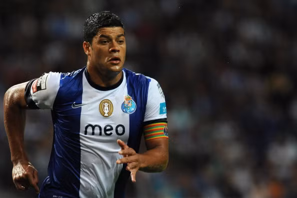 Mùa giải vừa qua Hulk thi đấu rất nổi bật trong màu áo của Porto, với 21 bàn thắng sau 38 trận thi đấu, tiền đạo người Brazil còn được biết đến với biệt hiệu “người khổng lồ xanh”, như tên một nhân vật trong một bộ phim. Hulk được Chelsea theo rất sát từ lâu và hồi đầu tháng 6, tưởng như tuyển thủ Brazil này đã về với The Blues nhưng những rắc rối trong đàm phán mức phí chuyển nhượng với Porto khiến vụ chuyển nhượng này bị đình trệ...
