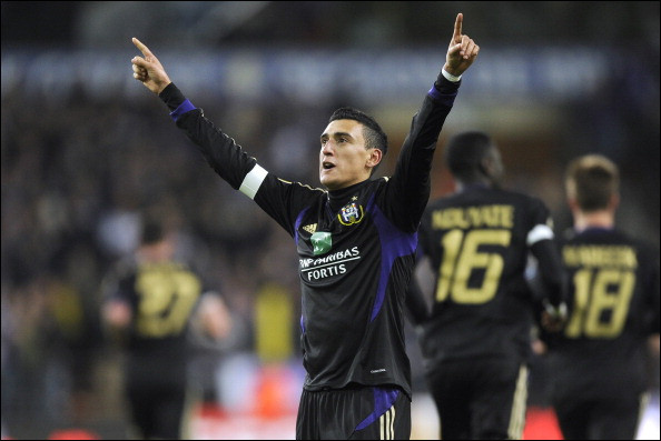 Matias Suarez được bầu chọn là "Cầu thủ hay nhất năm 2011" ở giải vô địch Bỉ. Điểm mạnh dễ nhận thấy ở tiền đạo 23 tuổi người Argentina là tốc độ, khả năng dứt điểm đa dạng. Hiện có rất nhiều đội bóng lớn theo đuổi cầu thủ của Anderlecht, trong đó có Arsenal. Matias Suarez được bầu chọn là "Cầu thủ hay nhất năm 2011" ở giải vô địch Bỉ. Điểm mạnh dễ nhận thấy ở tiền đạo 23 tuổi người Argentina là tốc độ, khả năng dứt điểm đa dạng. Hiện có rất nhiều đội bóng lớn theo đuổi cầu thủ của Anderlecht, trong đó có Arsenal.