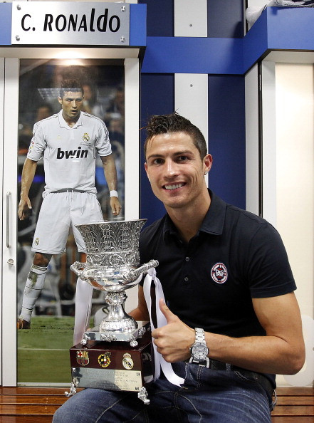 Có sự cổ vũ của khán giả nhà, Ronaldo đã rũ bỏ mọi áp lực để có màn trình diễn siêu hạng giúp Real giành danh hiệu đầu tiên của mùa giải mới. Không chỉ có pha xử lý tinh tế trước khi ghi bàn thắng nâng tỉ số lên 2-0 cho Real, Ronaldo còn là tác nhân khiến Adriano bên phía Barca phải nhận thẻ đỏ... Có sự cổ vũ của khán giả nhà, Ronaldo đã rũ bỏ mọi áp lực để có màn trình diễn siêu hạng giúp Real giành danh hiệu đầu tiên của mùa giải mới. Không chỉ có pha xử lý tinh tế trước khi ghi bàn thắng nâng tỉ số lên 2-0 cho Real, Ronaldo còn là tác nhân khiến Adriano bên phía Barca phải nhận thẻ đỏ...