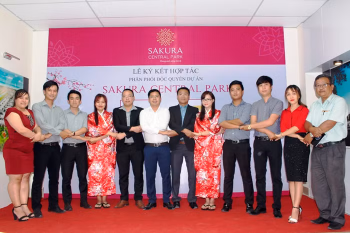 Ký kết hợp tác phân phối dự án "khu đất vàng" Nam Đà Nẵng. Ảnh: AN