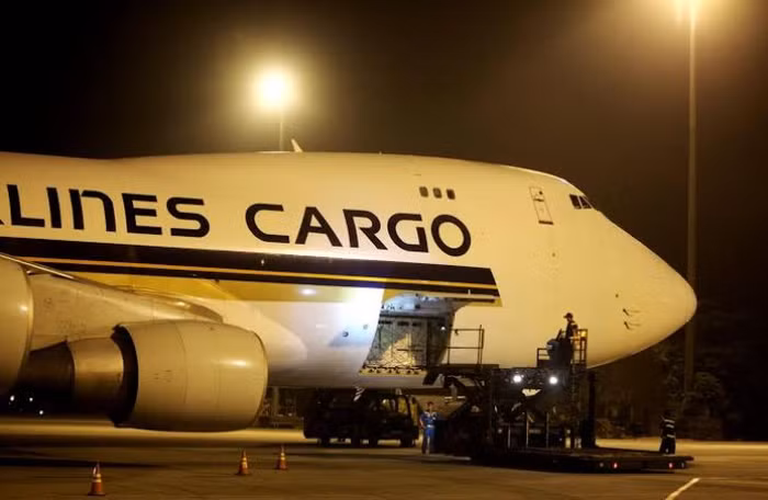 Để đảm bảo sức khỏe tốt cho bò sữa, mọi hoạt động vận chuyển bò lên xuống máy bay đều được thực hiện bằng xe nâng chuyên dụng.