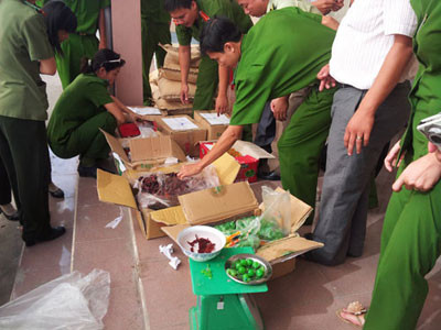 Cơ quan chức năng tiến hành mở niêm phong lô hàng. Cơ quan chức năng tiến hành mở niêm phong lô hàng.