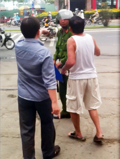 Ông Lịch (bên phải) và con trai là ông Sơn xỉ vả, chửi rủa thượng úy Long