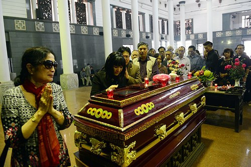 NSND Trà Giang mếu máo sau khi nhìn mặt đạo diễn nổi tiếng lần cuối. Bà là một trongnhững nữ diễn viên thành danh nhờ phim của NSND Hải Ninh. Vai Dịu trong "Vĩ tuyến 17 ngày và đêm" đã đem lại cho Trà Giang giải thưởng Nữ diễn viên chính xuất sắc tại LHP Quốc tế Matxcơva năm 1973. NSND Trà Giang mếu máo sau khi nhìn mặt đạo diễn nổi tiếng lần cuối. Bà là một trongnhững nữ diễn viên thành danh nhờ phim của NSND Hải Ninh. Vai Dịu trong "Vĩ tuyến 17 ngày và đêm" đã đem lại cho Trà Giang giải thưởng Nữ diễn viên chính xuất sắc tại LHP Quốc tế Matxcơva năm 1973.