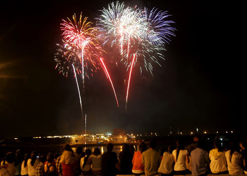 Nếu ngắm pháo hoa ngoài trời miễn phí thì dịch vụ tiệc tùng xem pháo hoa trên các cao ốc, nhà hàng, quán bar, cà phê hạng sang lên đến vài triệu đồng. Ảnh: An Nhơn Nếu ngắm pháo hoa ngoài trời miễn phí thì dịch vụ tiệc tùng xem pháo hoa trên các cao ốc, nhà hàng, quán bar, cà phê hạng sang lên đến vài triệu đồng. Ảnh: An Nhơn