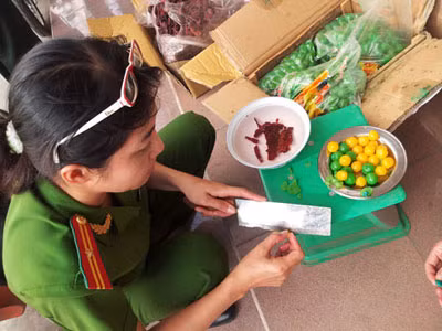 Bên trong những quả mứt táo tươi ngon này là những hạt bằng nhựa. Bên trong những quả mứt táo tươi ngon này là những hạt bằng nhựa.