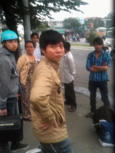 Dù không có tuyến nhưng xe khách 53S-2644 vẫn chạy vào trung tâm để đón, trả hành khách ngay trước cây xăng Hòa Mỹ