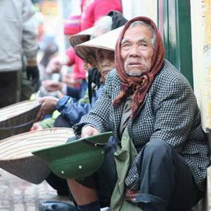 Đôi vợ chồng già phải mò cua bắt ốc sống qua ngày