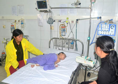 Cháu Xuyên được mẹ và bà nội ngồi cạnh chăm sóc. Cháu Xuyên được mẹ và bà nội ngồi cạnh chăm sóc.